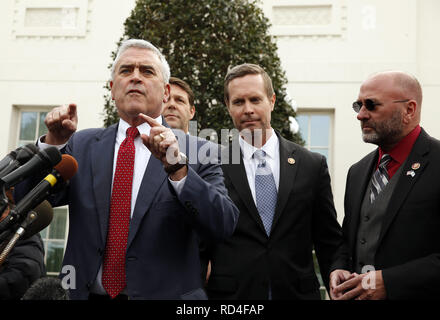 Washington, District of Columbia, USA. 15 Jan, 2019. United States Vertreter Brad Wenstrup (Republikaner aus Ohio) spricht mit Reportern nach einem Mittagessen im Weissen Haus mit Praesident Donald J. Trumpf der Regierung herunterfahren zu diskutieren, in Washington, DC, Januar 15, 2019 Credit: Martin H. Simon/CNP/ZUMA Draht/Alamy leben Nachrichten Stockfoto