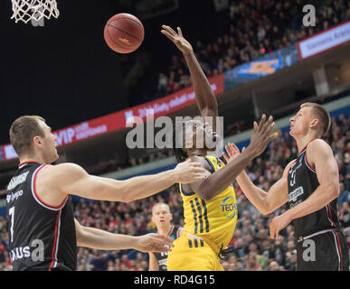 Vilnius, Litauen. 16 Jan, 2019. Landry Nnoko (C) von ALBA Berlin konkurriert während einer Top 16 runde drei Gleichen bei 2018-2019 Eurocup Basketball Turnier zwischen Rytas Vilnius und ALBA Berlin in Vilnius, Litauen, Jan. 16, 2019. ALBA Berlin gewann 94-86. Credit: alfredas Pliadis/Xinhua/Alamy leben Nachrichten Stockfoto