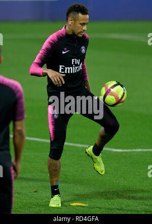 Doha. 16 Jan, 2019. Paris Saint-Germain des Brasilianischen vorwärts Neymar Jr. reagiert während des Winters Trainings auf die Aspire Zone Stiftung in der katarischen Hauptstadt Doha Jan. 16, 2019. Credit: Nikku/Xinhua/Alamy leben Nachrichten Stockfoto