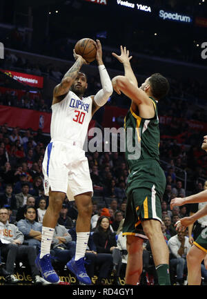 Los Angeles, Kalifornien, USA. 16 Jan, 2019. Los Angeles Clippers Mike Scott (30) schießt während eines NBA Basketball Spiel zwischen Los Angeles Clippers und Utah Jazz Mittwoch, Januar 16, 2019, in Los Angeles. Credit: Ringo Chiu/ZUMA Draht/Alamy leben Nachrichten Stockfoto