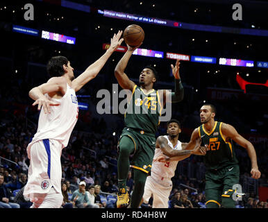 Los Angeles, Kalifornien, USA. 16 Jan, 2019. Die Utah Jazz DONOVAN MITCHELL (45) schießt gegen die Los Angeles Clippers Boban Marjanovic (51) Während ein NBA Basketball Spiel zwischen Los Angeles Clippers und Utah Jazz. Credit: Ringo Chiu/ZUMA Draht/Alamy leben Nachrichten Stockfoto