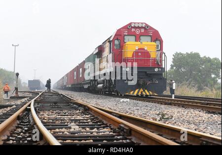 (190117) - Peking, Jan. 17, 2019 (Xinhua) - Der güterzug von China Railway Express (Xiamen-Budapest), die Verknüpfung von port Südosten Chinas Stadt Xiamen mit Budapest, die Hauptstadt Ungarns, Blätter Haicang Station in Xiamen, im Südosten der chinesischen Provinz Fujian, Jan. 19, 2018. China's Rail Freight volume, ein Indikator für die breite wirtschaftliche Aktivität, stieg von 9,1 Prozent im Jahr 2018, nach der China Railway Corporation. Eisenbahnen durchgeführt 4,02 Milliarden Tonnen Fracht im vergangenen Jahr 334 Millionen Tonnen mehr als im Vorjahr, werden Daten von der Firma zeigte. (Xinhua / Lin Shanchuan) Stockfoto