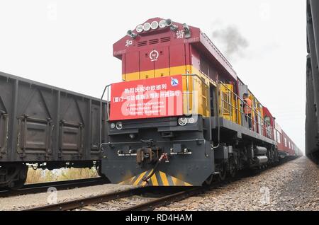 (190117) - Peking, Jan. 17, 2019 (Xinhua) - Der güterzug von China Railway Express (Xiamen-Budapest), die Verknüpfung von port Südosten Chinas Stadt Xiamen mit Budapest, die Hauptstadt Ungarns, ist an Haicang Station in Xiamen, im Südosten der chinesischen Provinz Fujian, Jan. 19, 2018. China's Rail Freight volume, ein Indikator für die breite wirtschaftliche Aktivität, stieg von 9,1 Prozent im Jahr 2018, nach der China Railway Corporation. Eisenbahnen durchgeführt 4,02 Milliarden Tonnen Fracht im vergangenen Jahr 334 Millionen Tonnen mehr als im Vorjahr, werden Daten von der Firma zeigte. (Xinhua / Lin Shanchuan) Stockfoto