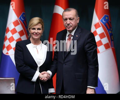 (190117) - ANKARA, Jan. 17, 2019 (Xinhua) - türkischen Präsidenten Recep Tayyip Erdogan (R) und der kroatische Präsident Kolinda Grabar-Kitarovic Hände schütteln während einer gemeinsamen Pressekonferenz im Präsidentenpalast in Ankara, Türkei, Jan. 16, 2019. Der Bombenanschlag im Norden Syriens Stadt Manbij 20 Menschen, darunter fünf US-Soldaten getötet, türkischen Präsidenten Recep Tayyip Erdogan sagte Mittwoch. Der Islamische Staat (IST) militante Gruppe hat die Verantwortung für den Angriff behauptet, aber der Vorfall versucht, die Entscheidung der US-Präsident Donald Trump aus Syrien zu ziehen zu beeinflussen, sagte Erdogan in einem Stockfoto