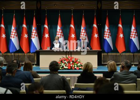 (190117) - ANKARA, Jan. 17, 2019 (Xinhua) - türkischen Präsidenten Recep Tayyip Erdogan (R) und der kroatische Präsident Kolinda Grabar-Kitarovic eine gemeinsame Pressekonferenz im Präsidentenpalast in Ankara, Türkei, Jan. 16, 2019 teilnehmen. Der Bombenanschlag im Norden Syriens Stadt Manbij 20 Menschen, darunter fünf US-Soldaten getötet, türkischen Präsidenten Recep Tayyip Erdogan sagte Mittwoch. Der Islamische Staat (IST) militante Gruppe hat die Verantwortung für den Angriff behauptet, aber der Vorfall versucht, die Entscheidung der US-Präsident Donald Trump aus Syrien zu ziehen zu beeinflussen, sagte Erdogan in einem gemeinsamen drücken Sie Stockfoto