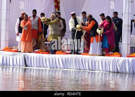 Allahabad, Uttar Pradesh, Indien. 17 Jan, 2019. Allahabad: Präsident Ram Nath Kovind zusammen mit seiner Familie und Uttar Pradesh Gouverneur Ram Naik, Chief Minister Aditya Nath Yogis und andere Minister durchführen Ganga Pujan im Sangam während Kumbh in Allahabad am 17-01-2019. Credit: Prabhat Kumar Verma/ZUMA Draht/Alamy leben Nachrichten Stockfoto