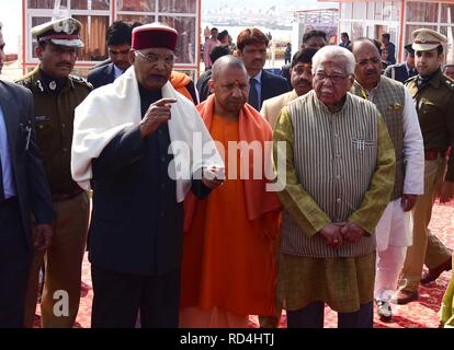 Allahabad, Uttar Pradesh, Indien. 17 Jan, 2019. Allahabad: Präsident Ram Nath Kovind zusammen mit Uttar Pradesh Gouverneur Ram Naik und Chief Minister Aditya Nath Yogi watch Ghats im Sangam in Allahabad am 17-01-2019. Credit: Prabhat Kumar Verma/ZUMA Draht/Alamy leben Nachrichten Stockfoto