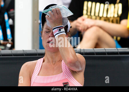 Melbourne, Australien. 17 Jan, 2019. Tennis: Grand Slam, Australien öffnen. Laura Siegemund aus Deutschland kühlt Ihre Stirn mit einem ice cube Tasche während ihrer zweiten Runde gegen Su-Wei Hsieh aus Taiwan. Credit: Frank Molter/dpa/Alamy leben Nachrichten Stockfoto