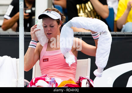 Melbourne, Australien. 17 Jan, 2019. Tennis: Grand Slam, Australien öffnen. Laura Siegemund aus Deutschland kühlt Ihr Gesicht mit einem ice cube Tasche und hält ein Handtuch mit Eiswürfeln während ihrer zweiten Runde gegen Su-Wei Hsieh aus Taiwan gefüllt. Credit: Frank Molter/dpa/Alamy leben Nachrichten Stockfoto