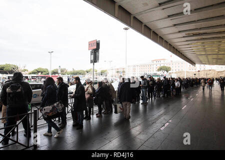 Foto LaPresse - Andrea Panegrossi 17/01/2019 - Roma, Italia. CRONACA Stazione Termini, sciopero dei mezzi pubblici Foto Andrea Panegrossi LaPresse - 17/01/2019 - Rom, Italien Termini Bahnhof, öffentliche Verkehrsmittel Streik Stockfoto