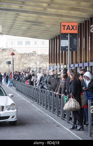 Foto LaPresse - Andrea Panegrossi 17/01/2019 - Roma, Italia. CRONACA Stazione Termini, sciopero dei mezzi pubblici Foto Andrea Panegrossi LaPresse - 17/01/2019 - Rom, Italien Termini Bahnhof, öffentliche Verkehrsmittel Streik Stockfoto