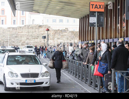 Foto LaPresse - Andrea Panegrossi 17/01/2019 - Roma, Italia. CRONACA Stazione Termini, sciopero dei mezzi pubblici Foto Andrea Panegrossi LaPresse - 17/01/2019 - Rom, Italien Termini Bahnhof, öffentliche Verkehrsmittel Streik Stockfoto