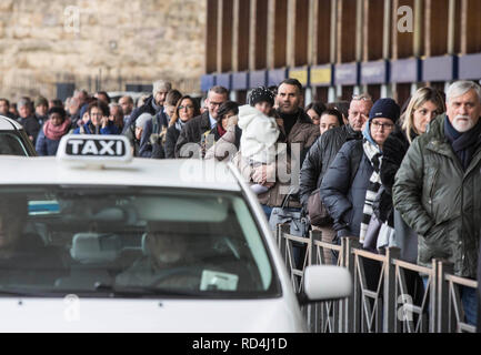 Foto LaPresse - Andrea Panegrossi 17/01/2019 - Roma, Italia. CRONACA Stazione Termini, sciopero dei mezzi pubblici Foto Andrea Panegrossi LaPresse - 17/01/2019 - Rom, Italien Termini Bahnhof, öffentliche Verkehrsmittel Streik Stockfoto