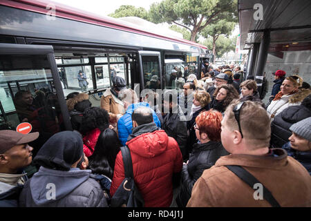 Foto LaPresse - Andrea Panegrossi 17/01/2019 - Roma, Italia. CRONACA Stazione Termini, sciopero dei mezzi pubblici Foto Andrea Panegrossi LaPresse - 17/01/2019 - Rom, Italien Termini Bahnhof, öffentliche Verkehrsmittel Streik Stockfoto