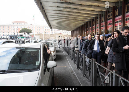 Foto LaPresse - Andrea Panegrossi 17/01/2019 - Roma, Italia. CRONACA Stazione Termini, sciopero dei mezzi pubblici Foto Andrea Panegrossi LaPresse - 17/01/2019 - Rom, Italien Termini Bahnhof, öffentliche Verkehrsmittel Streik Stockfoto