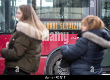 Foto LaPresse - Andrea Panegrossi 17/01/2019 - Roma, Italia. CRONACA Stazione Termini, sciopero dei mezzi pubblici Foto Andrea Panegrossi LaPresse - 17/01/2019 - Rom, Italien Termini Bahnhof, öffentliche Verkehrsmittel Streik Stockfoto