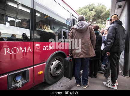 Foto LaPresse - Andrea Panegrossi 17/01/2019 - Roma, Italia. CRONACA Stazione Termini, sciopero dei mezzi pubblici Foto Andrea Panegrossi LaPresse - 17/01/2019 - Rom, Italien Termini Bahnhof, öffentliche Verkehrsmittel Streik Stockfoto