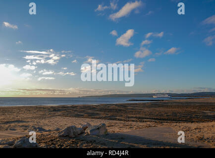 Sandbanks Beach, Poole, Dorset, Großbritannien. 17. Januar, 2019. Sandbanks Beach sah heute Morgen mit Wand zu Wand, blauen Himmel und Sonnenschein. Sehr ruhiges Meer mit wenig Wellen. Credit: Suzanne McGowan/Alamy leben Nachrichten Stockfoto