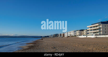 Sandbanks Beach, Poole, Dorset, Großbritannien. 17. Januar, 2019. Sandbanks Beach sah heute Morgen mit Wand zu Wand, blauen Himmel und Sonnenschein. Sehr ruhiges Meer mit wenig Wellen. Credit: Suzanne McGowan/Alamy leben Nachrichten Stockfoto