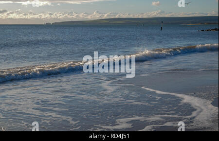Sandbanks Beach, Poole, Dorset, Großbritannien. 17. Januar, 2019. Sandbanks Beach sah heute Morgen mit Wand zu Wand, blauen Himmel und Sonnenschein. Sehr ruhiges Meer mit wenig Wellen. Credit: Suzanne McGowan/Alamy leben Nachrichten Stockfoto