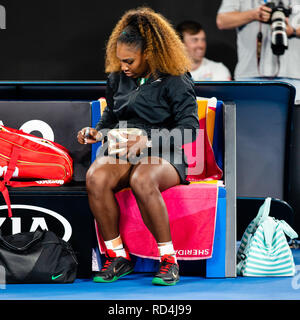 Melbourne, Australien. 17 Jan, 2019. Serena Williams aus den USA bereitet sich auf Ihre 2. Runde der Australian Open 2019 Grand Slam Tennis Turnier in Melbourne, Australien. Frank Molter/Alamy leben Nachrichten Stockfoto