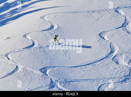 Nesselwang, Bayern, Deutschland. 16. Januar, 2019. Ski Tour Wanderer zu Fuß auf den Berg Alpspitz in gefährlichen Lawine Bereich trotz der Lawinengefahr und Warnschilder in Nesselwang, Allgäu, Bayern, Deutschland, 16. Januar 2019. © Peter Schatz/Alamy Live News Credit: Peter Schatz/Alamy leben Nachrichten Stockfoto