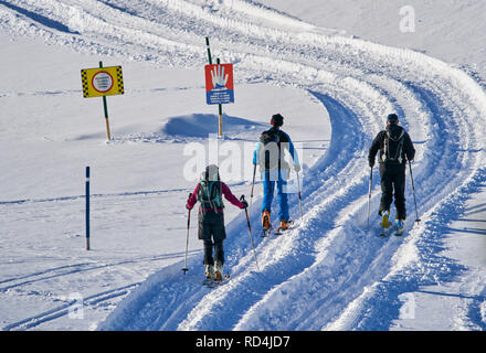 Nesselwang, Bayern, Deutschland. 16. Januar, 2019. Ski Tour Wanderer zu Fuß auf den Berg Alpspitz in gefährlichen Lawine Bereich trotz der Lawinengefahr und Warnschilder in Nesselwang, Allgäu, Bayern, Deutschland, 16. Januar 2019. © Peter Schatz/Alamy Live News Credit: Peter Schatz/Alamy leben Nachrichten Stockfoto