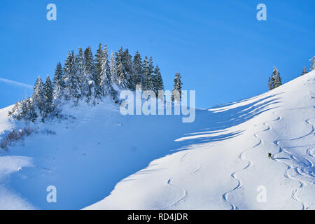 Nesselwang, Bayern, Deutschland. 16. Januar, 2019. Ski Tour Wanderer zu Fuß auf den Berg Alpspitz in gefährlichen Lawine Bereich trotz der Lawinengefahr und Warnschilder in Nesselwang, Allgäu, Bayern, Deutschland, 16. Januar 2019. © Peter Schatz/Alamy Live News Credit: Peter Schatz/Alamy leben Nachrichten Stockfoto