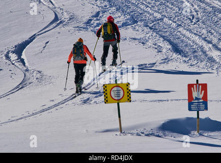 Nesselwang, Bayern, Deutschland. 16. Januar, 2019. Ski Tour Wanderer zu Fuß auf den Berg Alpspitz in gefährlichen Lawine Bereich trotz der Lawinengefahr und Warnschilder in Nesselwang, Allgäu, Bayern, Deutschland, 16. Januar 2019. © Peter Schatz/Alamy Live News Credit: Peter Schatz/Alamy leben Nachrichten Stockfoto