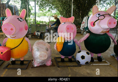 Banting, Selangor, Malaysia. 17 Jan, 2019. Ein Mann fährt mit dem Fahrrad hinter dem Schwein-förmige Laterne an Tempel in Jenjarom für kommende zum chinesischen Neujahrsfest. Das chinesische Neujahrsfest am 5. Februar wird das Jahr des Schweins willkommen. Credit: Kepy/ZUMA Draht/Alamy leben Nachrichten Stockfoto