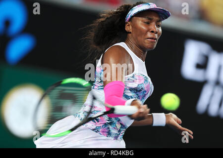 Melbourne, Australien. 17 Jan, 2019. Venus Williams aus den Vereinigten Staaten liefert die Kugel während der zweiten Runde Frauen singles Match gegen Alize Cornet von Frankreich bei den Australian Open in Melbourne, Australien, Jan. 17, 2019. Credit: Bai Xuefei/Xinhua/Alamy leben Nachrichten Stockfoto