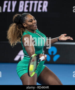 Melbourne, Australien. 17 Jan, 2019. Serena Williams der Vereinigten Staaten gibt die Kugel während der zweiten Runde Frauen singles Match gegen Eugenie Bouchard von Kanada bei den Australian Open in Melbourne, Australien, Jan. 17, 2019. Credit: Lui Siu Wai/Xinhua/Alamy leben Nachrichten Stockfoto