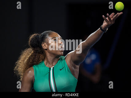 Melbourne, Australien. 17 Jan, 2019. Serena Williams der Vereinigten Staaten dient die Kugel während der zweiten Runde Frauen singles Match gegen Eugenie Bouchard von Kanada bei den Australian Open in Melbourne, Australien, Jan. 17, 2019. Credit: Lui Siu Wai/Xinhua/Alamy leben Nachrichten Stockfoto