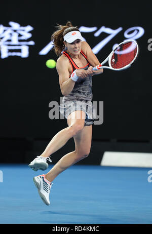 Melbourne, Australien. 17 Jan, 2019. Alize Cornet von Frankreich gibt die Kugel während der zweiten Runde Frauen singles Match gegen Venus Williams der Vereinigten Staaten bei den Australian Open in Melbourne, Australien, Jan. 17, 2019. Credit: Bai Xuefei/Xinhua/Alamy leben Nachrichten Stockfoto