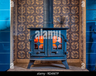 Wirksworth, UK. 17 Jan, 2019. UK Wetter: Eine alte log Holzofen wärmen ein Bauernhof an einem kalten Januar Tag, vielleicht unter - Bedrohung von Michael Gove's Saubere Luft Strategie, Wirksworth, Derbyshire Dales Credit: Doug Blane/Alamy leben Nachrichten Stockfoto