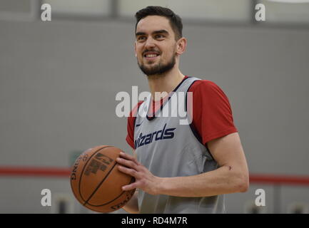 London, Großbritannien. 16 Jan, 2019. Tschechische Basketballspieler Tomas Satoransky spricht mit Journalisten während der Pressekonferenz im Hotel InterContinental Hotel in London, England, 16. Januar 2019. Quelle: David Svab/CTK Photo/Alamy leben Nachrichten Stockfoto