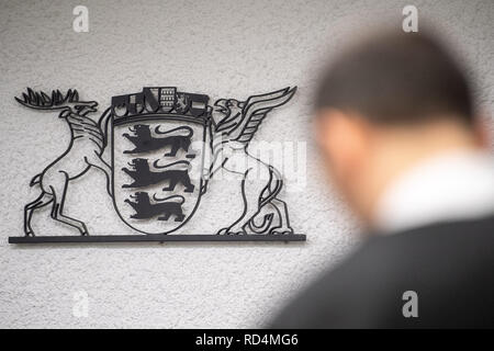 Stuttgart, Deutschland. 17 Jan, 2019. Ein Rechtsanwalt steht im Gerichtssaal im Landgericht Stuttgart. Credit: Sebastian Gollnow/dpa/Alamy leben Nachrichten Stockfoto