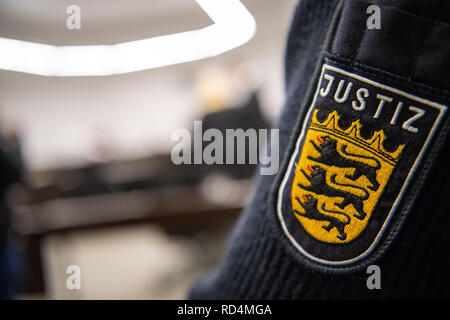 Stuttgart, Deutschland. 17 Jan, 2019. Ein Gerichtsvollzieher steht im Gerichtssaal im Landgericht Stuttgart. Credit: Sebastian Gollnow/dpa/Alamy leben Nachrichten Stockfoto