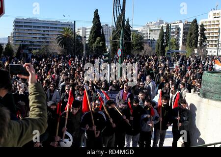 Athen, Griechenland. 17 Jan, 2019. Schule Lehrer protestieren außerhalb des griechischen Parlaments. Hunderte von Markanten griechische Lehrer, marschieren durch das Zentrum von Athen mit der vorgeschlagenen neuen Einstellung Kriterien für staatliche Schule Lehrer zu protestieren. (Bild: © aristidis VafeiadakisZUMA Draht) Stockfoto