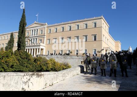 Athen, Griechenland. 17 Jan, 2019. Schule Lehrer protestieren außerhalb des griechischen Parlaments. Hunderte von Markanten griechische Lehrer, marschieren durch das Zentrum von Athen mit der vorgeschlagenen neuen Einstellung Kriterien für staatliche Schule Lehrer zu protestieren. (Bild: © aristidis VafeiadakisZUMA Draht) Stockfoto