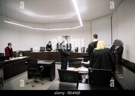 Stuttgart, Deutschland. 17 Jan, 2019. Der 34-jährige Beklagte (r-l) ist auf Versuch zu Beginn der Studie neben seinem Verteidiger, Richter und Staatsanwälte. Die Staatsanwaltschaft wirft dem Mann vor, die ausländische Terrororganisation "islamischer Staat" in 10 Fällen und der angeworbenen Mitgliedern und Unterstützern für die es in vier Fällen unterstützt. Credit: Sebastian Gollnow/dpa/Alamy leben Nachrichten Stockfoto