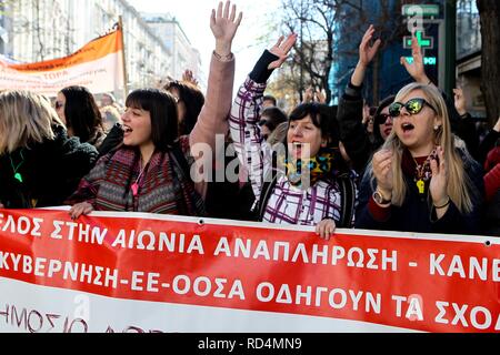 Athen, Griechenland. 17 Jan, 2019. Schule Lehrer protestieren außerhalb des griechischen Parlaments. Hunderte von Markanten griechische Lehrer, marschieren durch das Zentrum von Athen mit der vorgeschlagenen neuen Einstellung Kriterien für staatliche Schule Lehrer zu protestieren. (Bild: © aristidis VafeiadakisZUMA Draht) Stockfoto