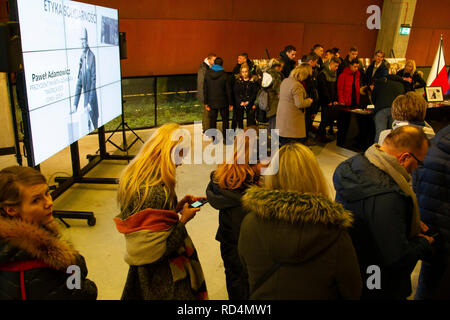 Danzig, Polen. 17 Jan, 2019. Traurigkeit und Kummer wahrnehmbar sind überall auf den Straßen von Danzig. Der Bürgermeister von Danzig ist gedacht für alle Einwohner. Credit: Slawomir Kowalewski/Alamy leben Nachrichten Stockfoto