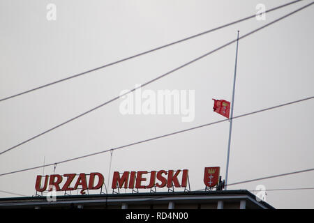 Danzig, Polen. 17 Jan, 2019. Traurigkeit und Kummer wahrnehmbar sind überall auf den Straßen von Danzig. Der Bürgermeister von Danzig ist gedacht für alle Einwohner. Credit: Slawomir Kowalewski/Alamy leben Nachrichten Stockfoto