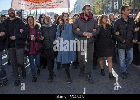 Athen, Griechenland. 17 Jan, 2019. Die Demonstranten rufen Slogans in das griechische Parlament während einer Demonstration. Der öffentliche Sektor ist in den Streik für einen Tag. Die Streikenden fordern die Rücknahme des Gesetzes, dass die Art und Weise, in der die Lehrer in Griechenland Das öffentliche Schulsystem ernannt werden. Credit: Sokrates Baltagiannis/dpa/Alamy leben Nachrichten Stockfoto