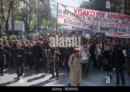 Athen, Griechenland. 17 Jan, 2019. Die Demonstranten rufen Slogans in das griechische Parlament während einer Demonstration. Der öffentliche Sektor ist in den Streik für einen Tag. Die Streikenden fordern die Rücknahme des Gesetzes, dass die Art und Weise, in der die Lehrer in Griechenland Das öffentliche Schulsystem ernannt werden. Credit: Sokrates Baltagiannis/dpa/Alamy leben Nachrichten Stockfoto