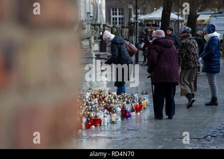 Danzig, Polen. 17 Jan, 2019. Traurigkeit und Kummer wahrnehmbar sind überall auf den Straßen von Danzig. Der Bürgermeister von Danzig ist gedacht für alle Einwohner. Credit: Slawomir Kowalewski/Alamy leben Nachrichten Stockfoto