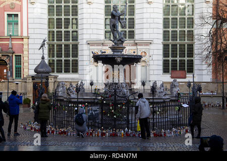 Danzig, Polen. 17 Jan, 2019. Traurigkeit und Kummer wahrnehmbar sind überall auf den Straßen von Danzig. Der Bürgermeister von Danzig ist gedacht für alle Einwohner. Credit: Slawomir Kowalewski/Alamy leben Nachrichten Stockfoto