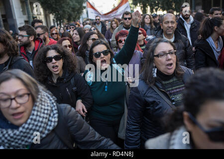 Athen, Griechenland. 17 Jan, 2019. Die Demonstranten rufen Slogans in das griechische Parlament während einer Demonstration. Der öffentliche Sektor ist in den Streik für einen Tag. Die Streikenden fordern die Rücknahme des Gesetzes, dass die Art und Weise, in der die Lehrer in Griechenland Das öffentliche Schulsystem ernannt werden. Credit: Sokrates Baltagiannis/dpa/Alamy leben Nachrichten Stockfoto