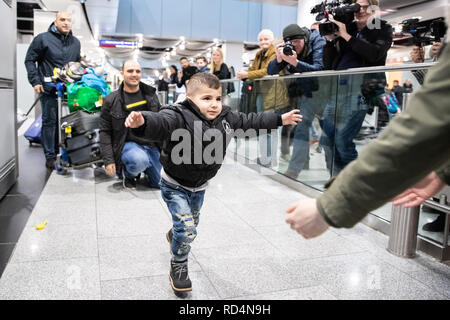 17. Januar 2019, Nordrhein-Westfalen, Düsseldorf: Mohammed Issa läuft in den Armen seiner Mutter. Zwei Jahre nach der Trennung von seiner Familie, drei Jahre alte Issa war schließlich in der Lage, seine Lieben wieder zu umarmen. Dies wurde durch eine Trennung von seiner Mutter im Dezember 2016 vorausgegangen und ein Marathon mit den Behörden der Junge nach Essen zurück. Die türkische Frau, die in Deutschland leben, für 23 Jahre gewesen war, hatte in den Libanon mit der damals 1-jährige zur Beerdigung ihrer Schwiegermutter gereist. Foto: Marcel Kusch/dpa Stockfoto